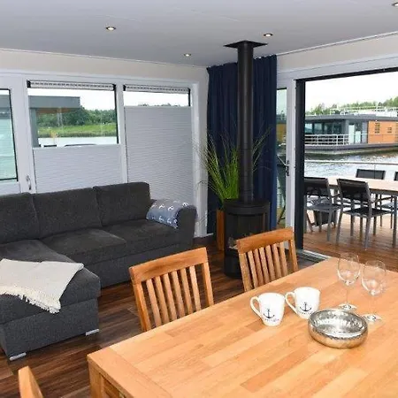 Semesterbostad Floatinghouse Vroni *