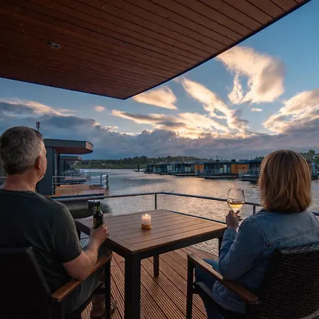 Semesterbostad Floatinghouse Vroni